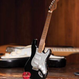 Fender™ Stratocaster™ – Black Vintage Distressed